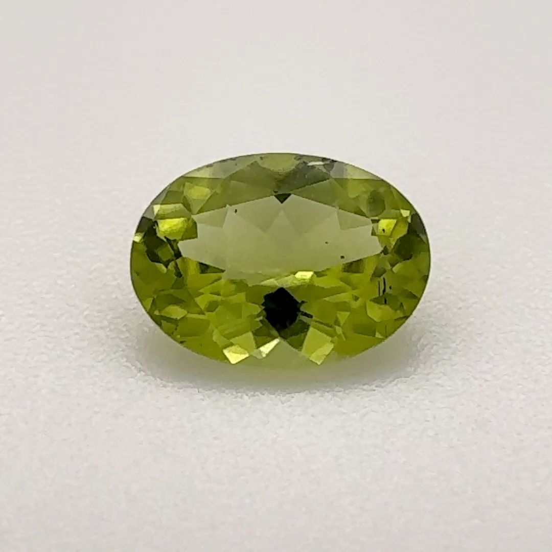 Certified Peridot Oval 0.72 ct gemstone, Green