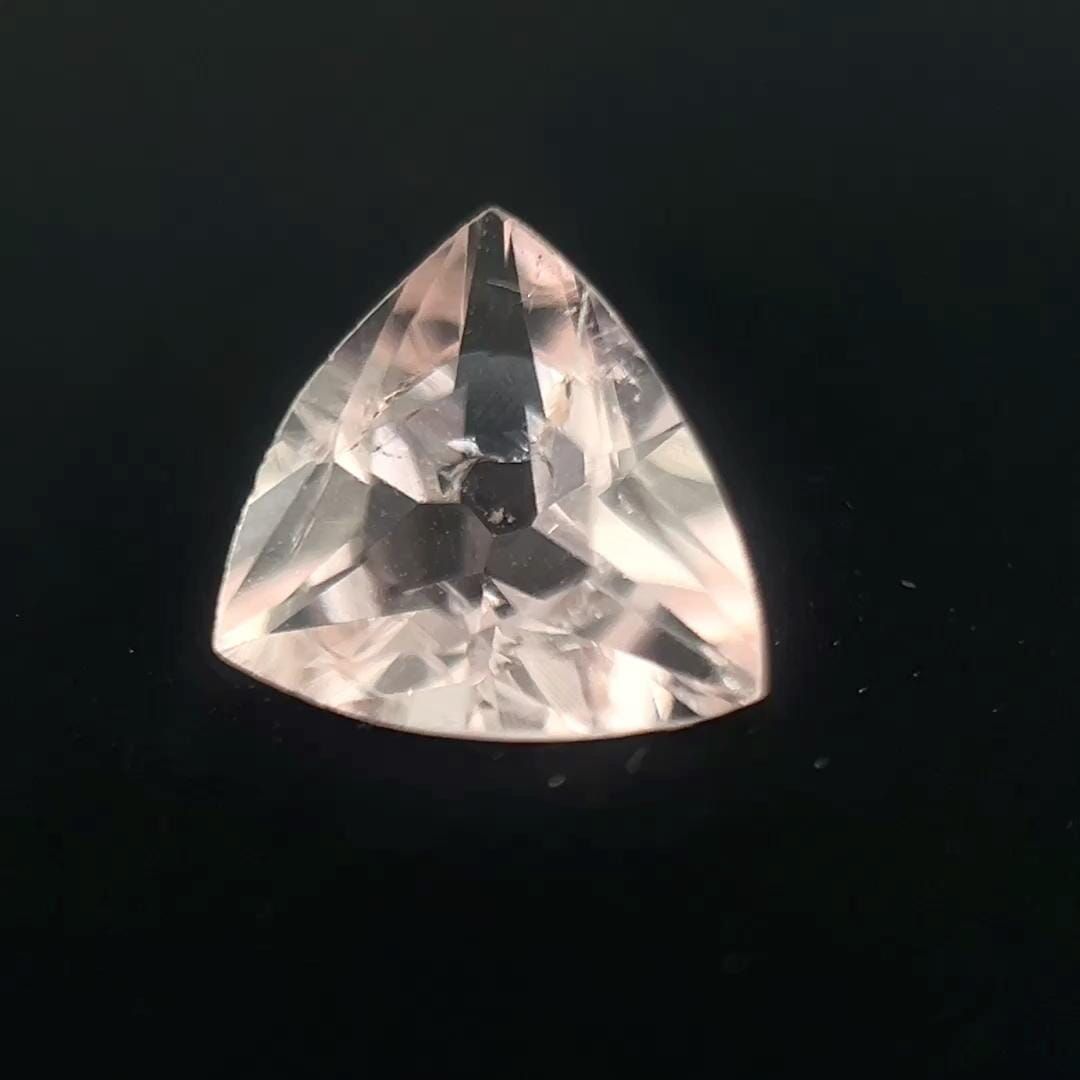 Certified Morganite Trilliant 0.70 ct gemstone, Pink